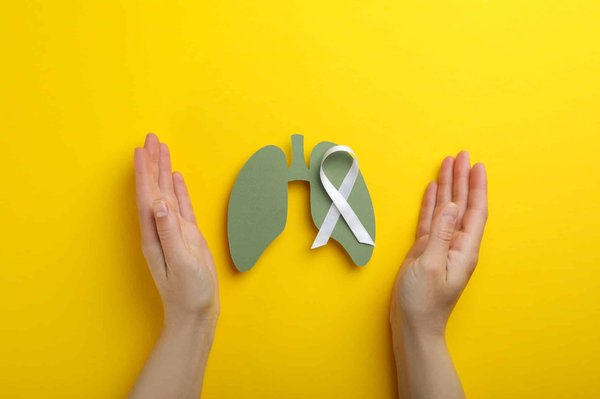 Eviter les dégâts d’un cancer du poumon : les principaux facteurs et les traitements à suivre
