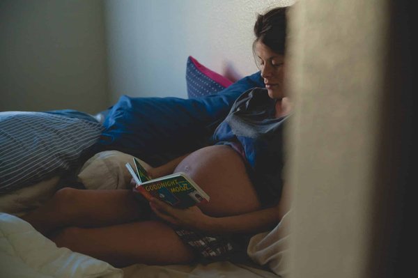 Comment aménager un espace de travail à domicile confortable pour une femme enceinte ?